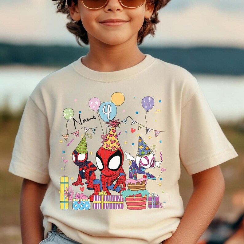 Pode incluir: Camiseta bege com um design de anivers&aacute;rio colorido com personagens do Homem-Aranha. O design inclui bal&otilde;es, um bolo e caixas de presente. O n&uacute;mero "4" &eacute; exibido de forma proeminente, juntamente com a palavra "Name".