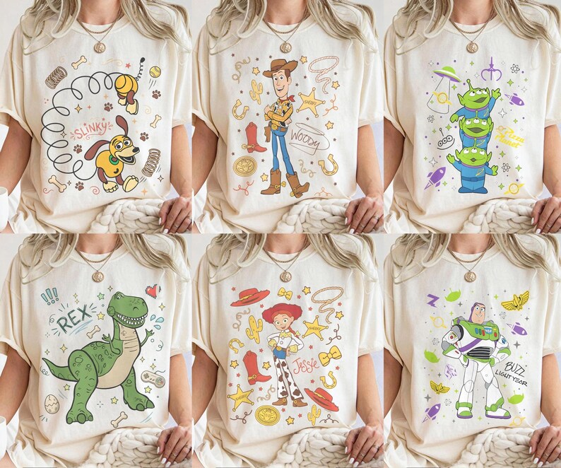 K&ouml;nnte beinhalten: Sechs cremefarbene T-Shirts mit verschiedenen Toy Story-Charakterdesigns. Die Designs umfassen Slinky Dog, Woody, die Aliens, Rex, Jessie und Buzz Lightyear. Jedes Shirt hat eine einzigartige Grafik mit leuchtenden Farben und Charakterdetails.