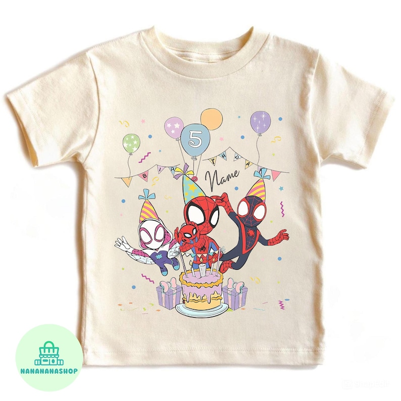 Puede incluir: Camiseta color crema con un dise&ntilde;o de cumplea&ntilde;os con personajes de Spider-Man. El dise&ntilde;o incluye una tarta, globos y el n&uacute;mero 5. La palabra "Name" tambi&eacute;n es visible. La camiseta est&aacute; decorada con confeti colorido y cajas de regalo.