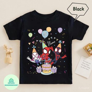 Puede incluir: Camiseta negra con un dise&ntilde;o colorido de personajes de Spider-Man celebrando un cumplea&ntilde;os. El dise&ntilde;o incluye globos, una tarta y el n&uacute;mero 5. Tambi&eacute;n es visible la palabra "Name".