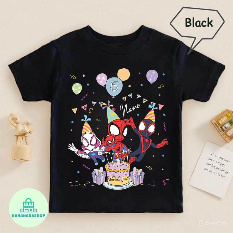 Puede incluir: Camiseta negra con un dise&ntilde;o colorido de personajes de Spider-Man celebrando un cumplea&ntilde;os. El dise&ntilde;o incluye globos, una tarta y el n&uacute;mero 5. Tambi&eacute;n es visible la palabra "Name".