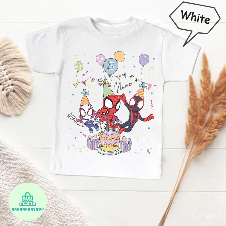 Puede incluir: Camiseta blanca con un gr&aacute;fico colorido de personajes de Spider-Man celebrando un cumplea&ntilde;os. El dise&ntilde;o incluye una tarta, globos y el n&uacute;mero 5. La palabra "Name" tambi&eacute;n es visible.