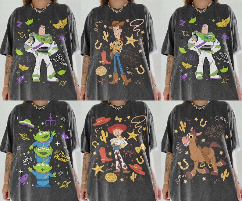 K&ouml;nnte beinhalten: Sechs dunkelgraue T-Shirts mit Toy Story-Charakteren. Designs umfassen Buzz Lightyear, Woody, Jessie und die Aliens von Pizza Planet. Jedes Shirt hat eine einzigartige Grafik mit dem Namen der Figur oder zugeh&ouml;rigem Text.