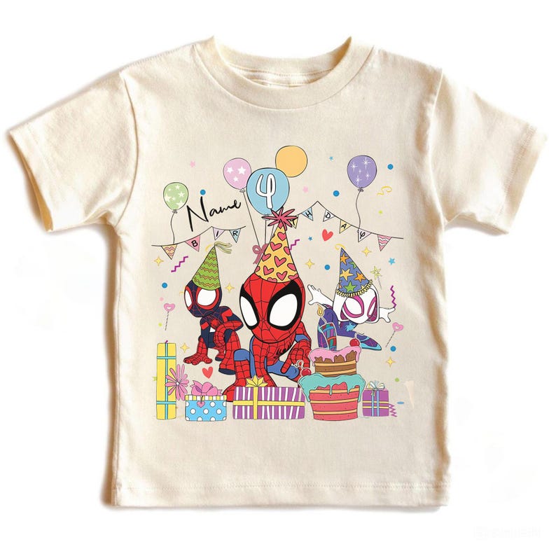 Pode incluir: Camiseta creme com uma cena de festa de anivers&aacute;rio com personagens do Homem-Aranha. O design inclui bal&otilde;es, um bolo e presentes. O n&uacute;mero "4" &eacute; exibido em um bal&atilde;o, e a palavra "Name" est&aacute; escrita acima dos personagens.