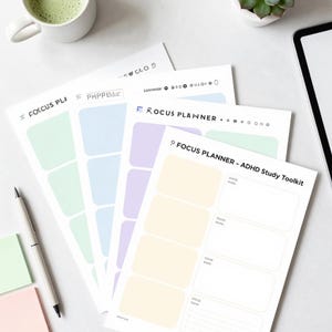 Può includere: Un set di quattro fogli Focus Planner ADHD Study Toolkit in giallo, viola, blu e verde pastello. Ogni foglio presenta un'intestazione con il testo Focus Planner, una griglia di riquadri rettangolari arrotondati e sezioni per data, ora e attività.