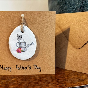 Tarjeta del Día del Padre con temática de jardinería y recuerdo de arcilla desmontable