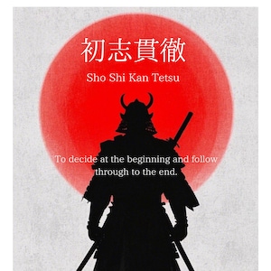 Könnte beinhalten: Schwarze Silhouette eines Samurai-Kriegers mit zwei Schwertern vor einer roten Sonne auf weißem Hintergrund. Das Bild enthält japanischen Text und den englischen Satz "To decide at the beginning and follow through to the end."