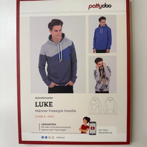 Könnte beinhalten: Ein Produktbild mit einem Schnittmuster für einen "LUKE" Freestyle Hoodie. Das Design umfasst einen farbblockierten Hoodie in Grau-, Blau- und Marine-Tönen. Das Bild zeigt auch eine Person, die den Hoodie trägt. Der Text auf dem Bild enthält "Größe S-XXXL".