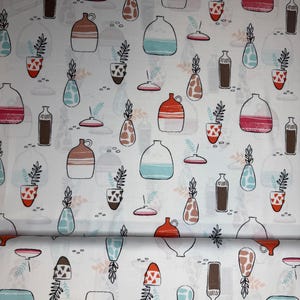 Könnte beinhalten: Weißer Stoff mit einem sich wiederholenden Muster aus illustrierten Vasen, Töpfen und Pflanzen in verschiedenen Farben. Die Vasen sind in Rot-, Braun-, Blau- und Weißtönen gehalten und haben schwarze Umrisse. Die Töpfe und Pflanzen verleihen dem Design einen Hauch von Natur.