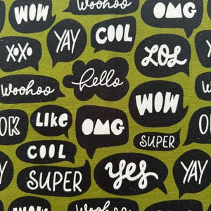 Może przedstawiać: Zbliżenie tkaniny z powtarzającym się wzorem czarnych dymków na zielonym tle. Dymki zawierają słowa takie jak "WOW", "YES", "COOL" i "OMG" w białych literach. Ogólny motyw to zabawny, ekspresyjny design.