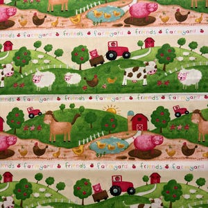 Peut inclure: Tissu à motifs répétés représentant une scène de ferme avec un tracteur rouge, une grange et divers animaux de la ferme. Le motif comprend un cheval, un cochon, un mouton, une vache, des poulets et des canards. Les mots "farmyard friends" sont écrits.