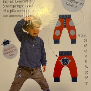 Op de afbeelding: Een pagina uit een naaipatroonboek met de titel "AFFENARSCH". De pagina toont een kind in een bruine broek en een blauw gestreept overhemd. Het patroon bevat illustraties van rode broeken met apengezichten en maten in cm.