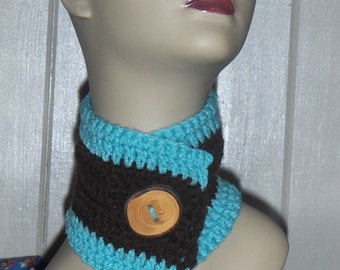 Scaldacollo boho-chic fatto a mano, color acquamarina e marrone caffè, accessorio rustico autunnale da donna all'uncinetto, sciarpa avvolgente con grande bottone in legno