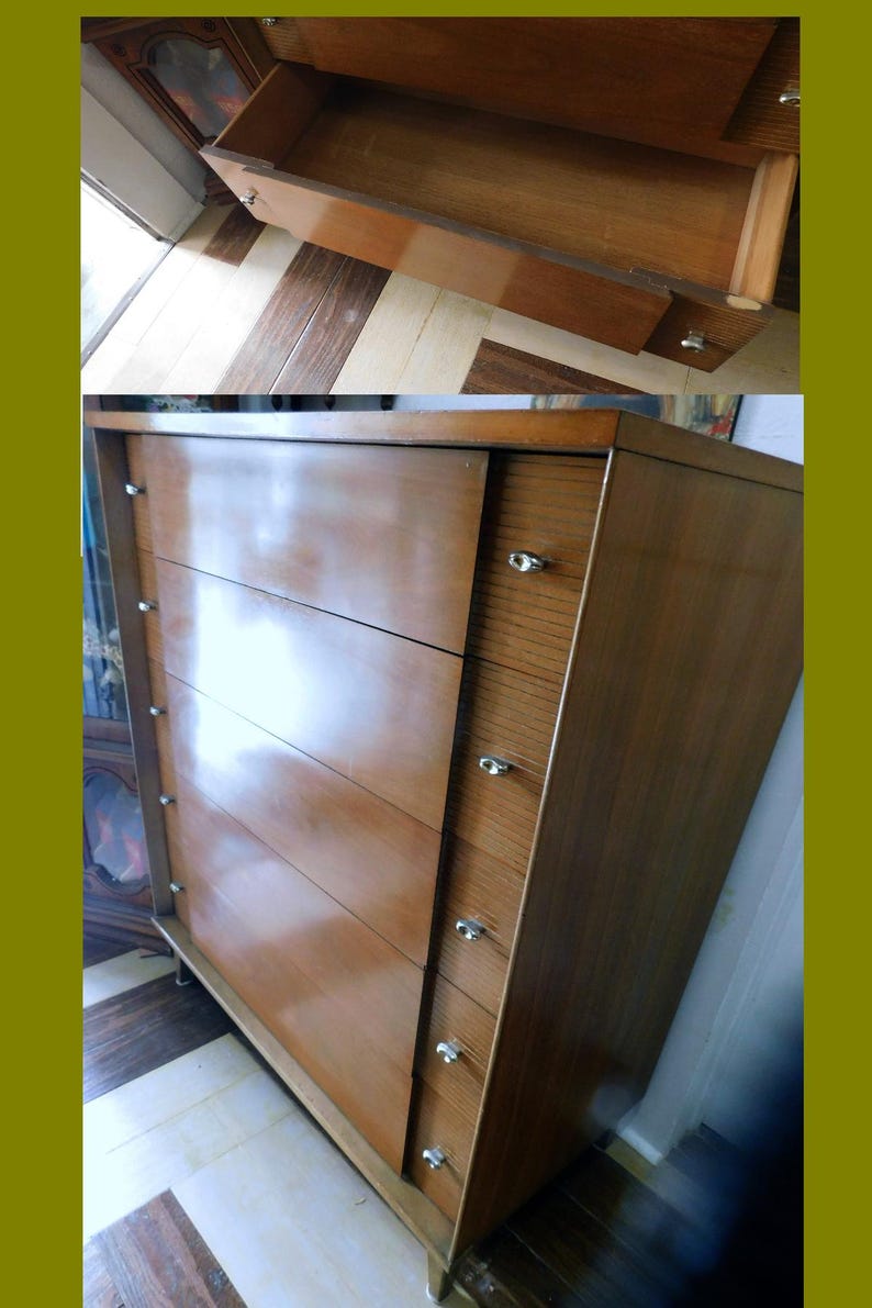 Peut inclure: Commode en bois de style moderne du milieu du si&egrave;cle dernier, avec cinq tiroirs et une armoire lat&eacute;rale avec de plus petits tiroirs. Le meuble est en bois brun clair avec des boutons argent&eacute;s. Le tiroir sup&eacute;rieur est ouvert.