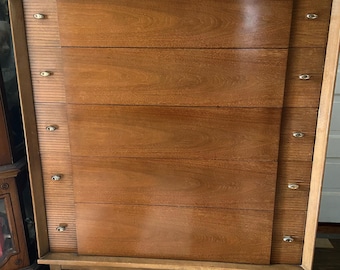 Vintage Well Made Mid-Century Modern Walnut Wood Sculptural 5 Drawer 43.5" H Gentlemen or Ladies Dresser, compartment drawers. Local pick up