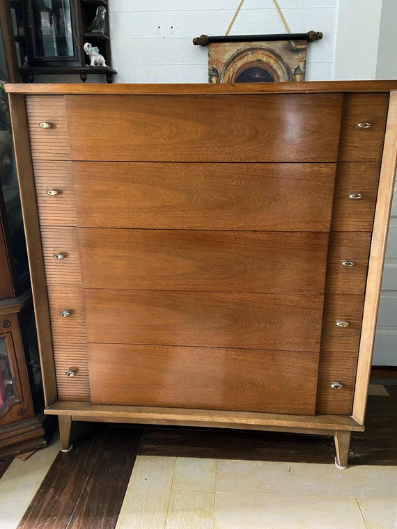 Vintage Well Made Mid-Century Modern Walnut Wood Sculptural 5 Drawer 43.5" H Gentlemen or Ladies Dresser, compartment drawers. Local pick up