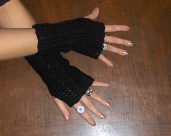 Los guantes sin dedos Black Mamba. Calentadores de brazos hechos a mano guantes de mensajes de texto de ganchillo mano crochet otoño otoño invierno accesorio gótico Boho Raven