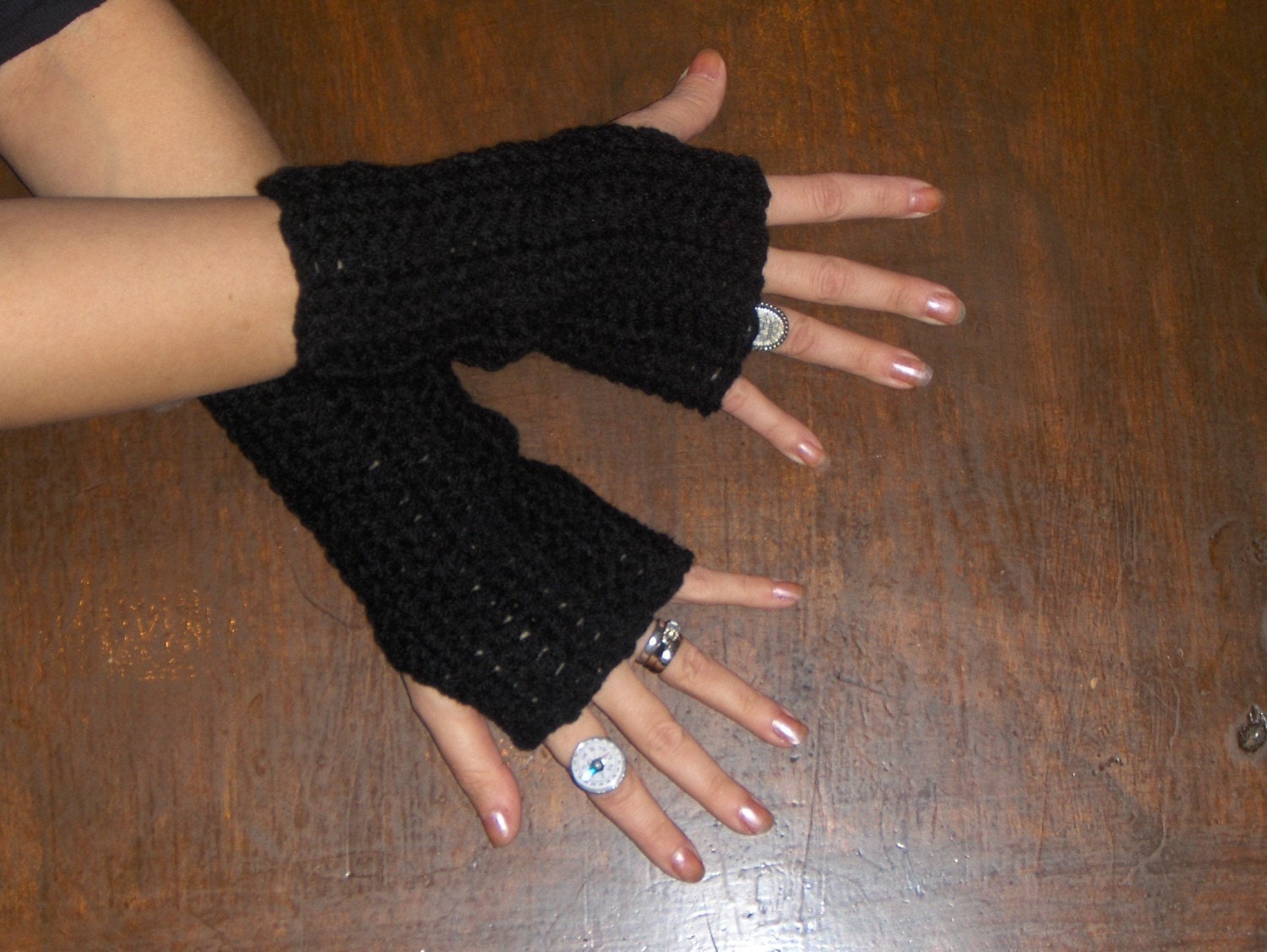 Guanti senza dita The Black Mamba. Scaldabraccia fatti a mano all'uncinetto. Guanti da SMS. Accessorio autunnale e invernale. Stile gotico, boho, corvo.