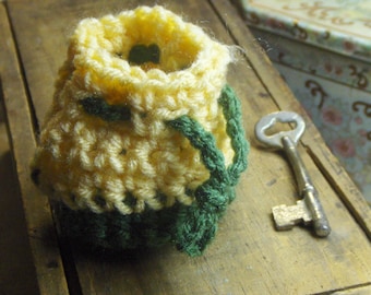 Sac d'oeufs de Pâques au crochet fait main. À utiliser pour des bijoux, des bagues, un porte-monnaie. Petit sac elfe des bois vert olive et jaune citron avec cordon de serrage