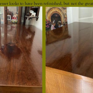 Peut inclure: Gros plan sur le dessus d'une commode en bois, qui a &eacute;t&eacute; refait. La surface est brun fonc&eacute; avec une finition brillante, refl&eacute;tant l'environnement. Le texte en haut de l'image indique : "Top of Dresser looks to have been refinished, but not the greatest job."