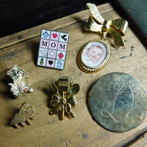 Broches vintage. Elige entre: casita para pájaros, lazo con marco de fotos, mamá, piano, jardín y broche redondo de latón con la letra D. ¡ECONÓMICOS! ¡Limpieza de ático!