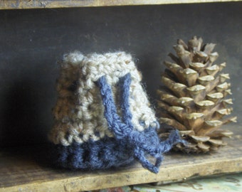 Sacchetto rustico fatto a mano all'uncinetto a forma di uovo di Pasqua. Ideale per gioielli, anelli o come portamonete. Sacchetto piccolo con coulisse, colore grigio grafite con macchie beige.