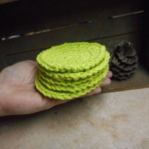 Toalhinha de rosto redonda de crochê em algodão para bebê. Verde limão, feita à mão. // Conjunto com 5 toalhinhas. Ideia de presente para chá de bebê. #AchadosFestivosDoEtsy imagem 4