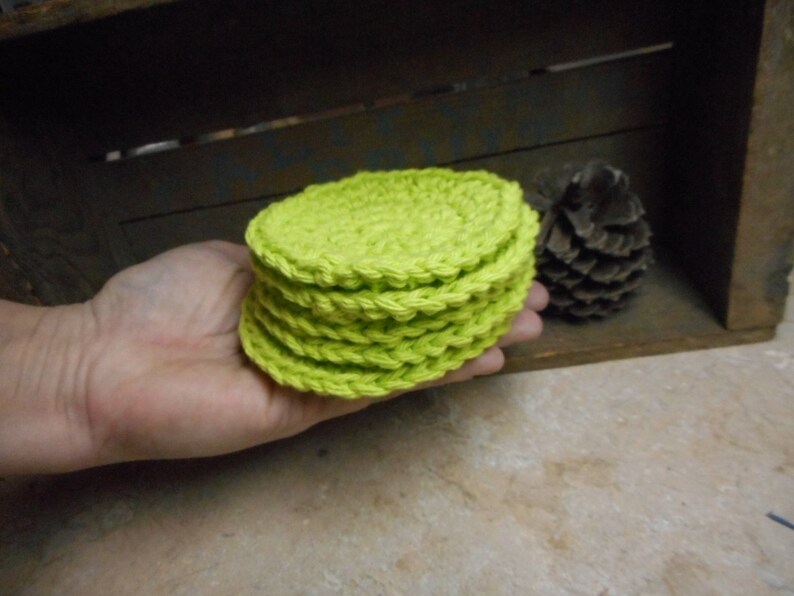 Toalhinha de rosto redonda de crochê em algodão para bebê. Verde limão, feita à mão. // Conjunto com 5 toalhinhas. Ideia de presente para chá de bebê. #AchadosFestivosDoEtsy imagem 4