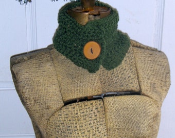 Scaldacollo/scaldacollo unisex all'uncinetto, verde oliva scuro, stile boho chic, con bottone in legno rustico, stile urbano #FestiveEtsyFinds