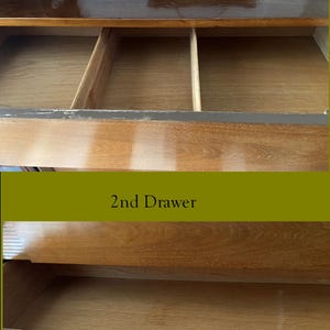 Peut inclure: Tiroirs de commode en bois ouverts. Le tiroir sup&eacute;rieur comporte trois compartiments, et le deuxi&egrave;me tiroir est &eacute;galement visible. Le texte "Top Drawer has 3 compartments" et "2nd Drawer" sont affich&eacute;s sur l'image.