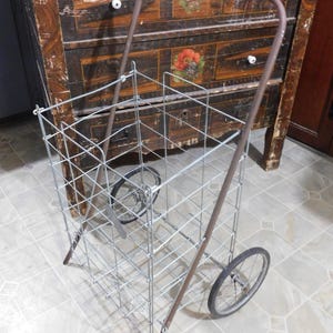 ヴィンテージフレンチカントリーヴィンテージ折りたたみショッピングマーケットカート。金属製ワイヤー食料品運搬バギー