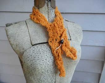Sciarpa con fori di formaggio svizzero. Collana con sciarpa all'uncinetto giallo-arancio e spilla vintage con topo di strass. Arte indossabile fatta a mano, pezzo unico.