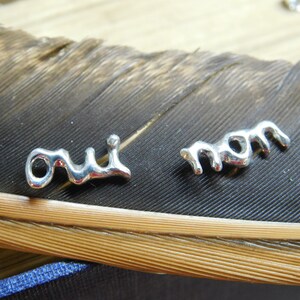 Orecchini Oui & Non per orecchie forate in argento sterling, piccoli e delicati, Sì e No, fatti a mano, orecchini a perno, orecchini a perno, orecchini della pagina principale di Etsy