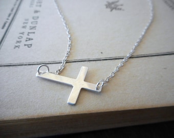 Collana con croce orizzontale laterale in argento sterling, crocifisso. Cristo cattolico cristiano, salvatore con croce dormiente #FestiveEtsyFinds