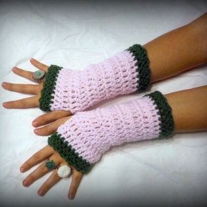 Armwarmers gehaakte vingerloze handschoenen Primrose Lichtroze Olijfgroen Handgemaakte midi-handschoenen halflang burlesque Victorian Garden.