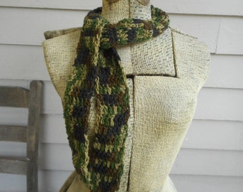 Sciarpa slim all'uncinetto verde mimetico, stile boho unisex, verde militare, fatta a mano, per autunno/inverno. Regalo per uomo #FestiveEtsyFinds