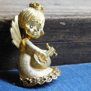 ヴィンテージ Mylu ジュエリー ミッドセンチュリーエンジェル ギターピン、ブローチ、コスチュームジュエリー、エメラルドラインストーン、かわいい天使