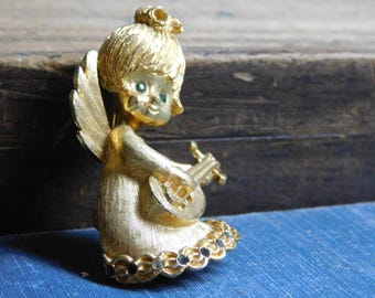 Spilla vintage Mylu Jewelry Mid Century con angelo e chitarra, spilla, bigiotteria, strass color smeraldo, grazioso angelo