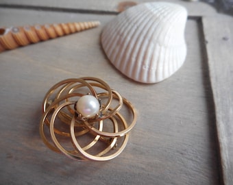Spilla vintage a spirale in vera perla coltivata e oro 12 carati placcato oro. Gioiello antico di famiglia. Ritrovato in un portagioie di una tenuta. Spilla per sciarpa