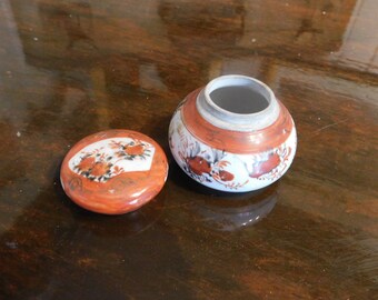 ヴィンテージの小さな蓋付き伊万里焼花瓶。手描きの陶器製。サイン入り
