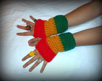 Guanti senza dita Reggae Love, scaldabraccia, polsini boho verdi, oro e rossi, emblematici. Guanti etnici per fumare, digitare e mandare messaggi in ufficio.