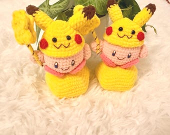 Peluche rosa de ganchillo con gorro amarillo