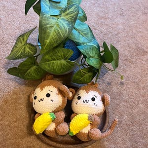 Handvirkad apa med banan