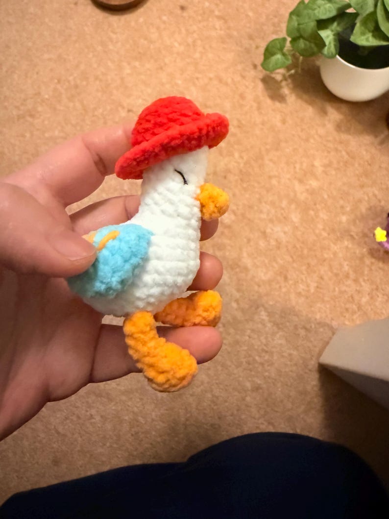 Llavero de ganso o pato a crochet: peluche amigurumi de algodón hecho a mano imagen 7