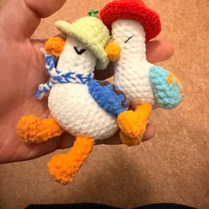 Llavero de ganso o pato a crochet: peluche amigurumi de algodón hecho a mano imagen 2