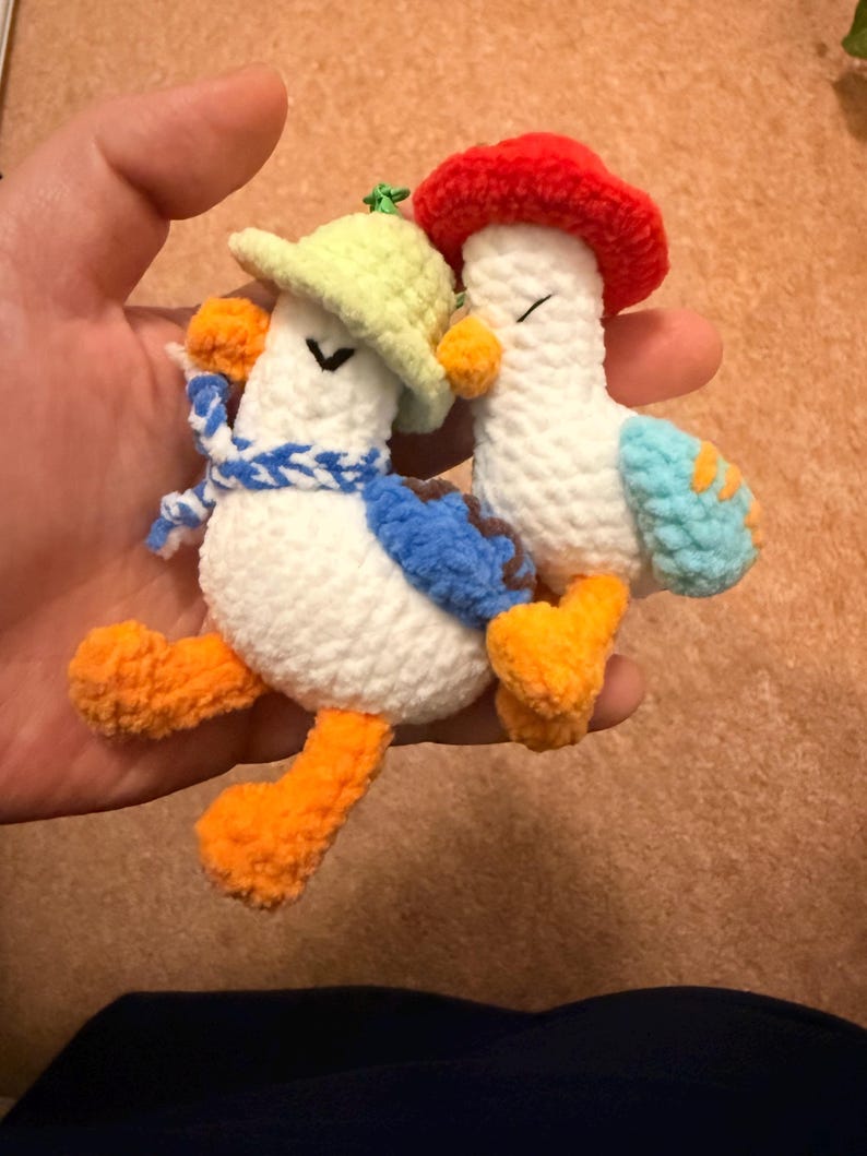 Llavero de ganso o pato a crochet: peluche amigurumi de algodón hecho a mano imagen 2