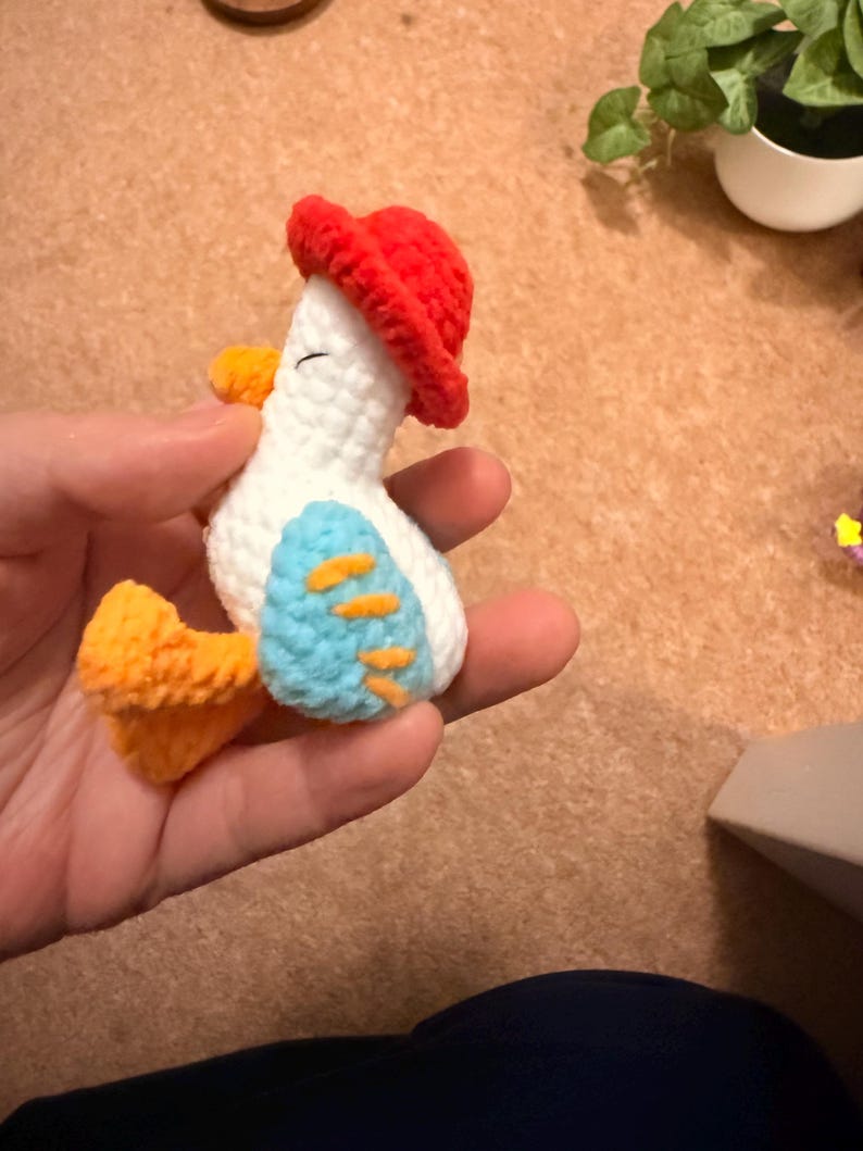 Llavero de ganso o pato a crochet: peluche amigurumi de algodón hecho a mano imagen 6