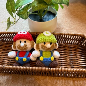 Gehaakte Mario en Luigi pluche sleutelhangerset: handgemaakt gamercadeau