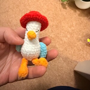 Llavero de ganso o pato a crochet: peluche amigurumi de algodón hecho a mano imagen 8