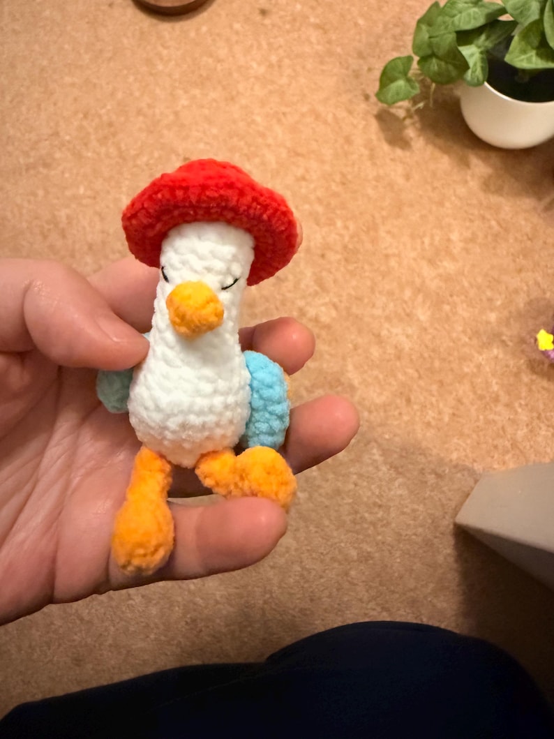 Llavero de ganso o pato a crochet: peluche amigurumi de algodón hecho a mano imagen 8